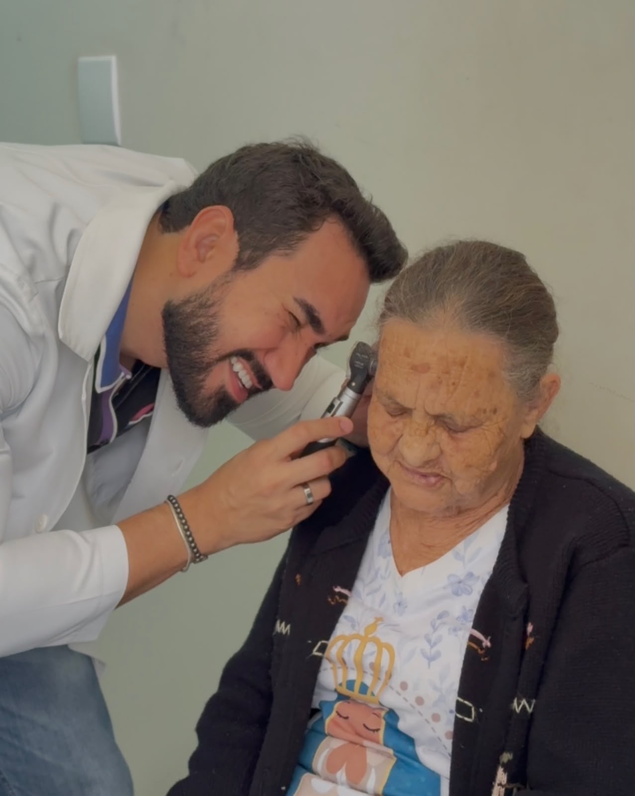 Prefeitura de Itaúna amplia acesso à saúde auditiva e garante aparelhos para 95 pacientes