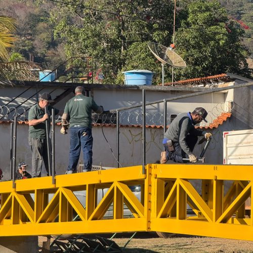 Após 4 anos de espera, nova passarela devolve mobilidade e segurança a moradores de Itaúna