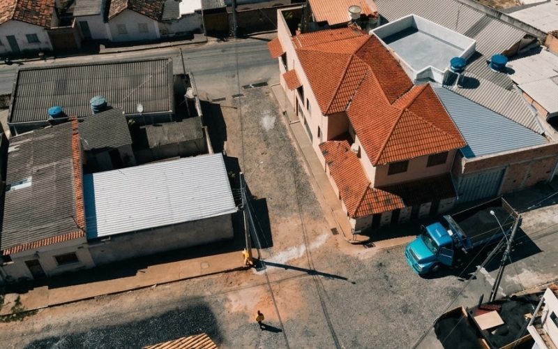 Prefeitura de Itaúna amplia investimentos em pavimentação e asfalta importantes vias da cidade