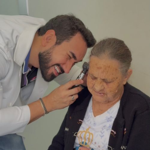 Prefeitura de Itaúna amplia acesso à saúde auditiva e garante aparelhos para 95 pacientes