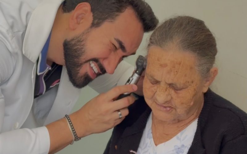 Prefeitura de Itaúna amplia acesso à saúde auditiva e garante aparelhos para 95 pacientes